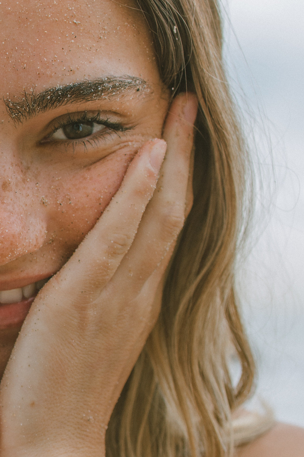 Frau mit straffer Haut nach Kollagen-Einnahme mit Cofaktoren