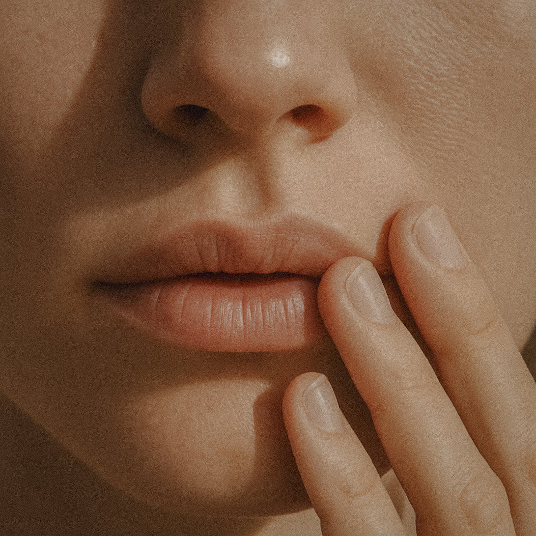 Frau prüft ihre Hautelastizität nach mehrwöchiger Kollagen-Einnahme