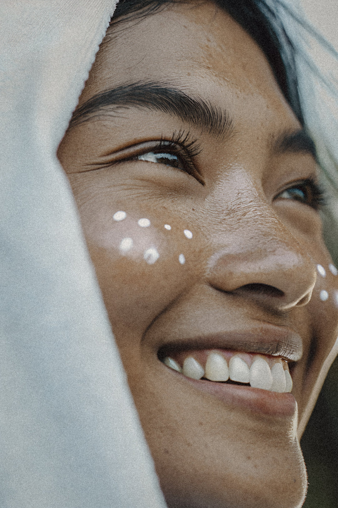 Geschwollene Augen morgens loswerden – Frau mit frischer wacher Augenpartie nach Behandlung