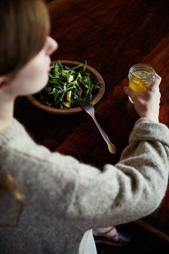 Frau mit gesunder Anti-Aging Ernährung – Supplemente für Haut und Hautverjüngung