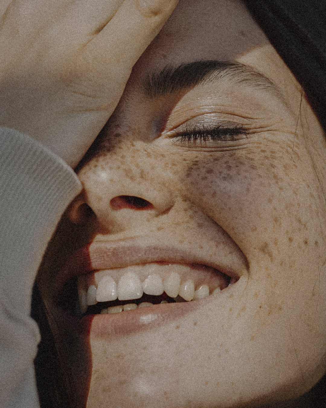 Gesunde Haut mit natürlichem Glow durch Blue Wonder Layering-Routine holistic/berlin