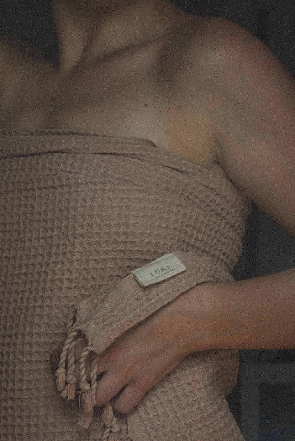 Frau in Handtuch nach Basenbad Wirkung Haut – Selfcare Detox Ritual