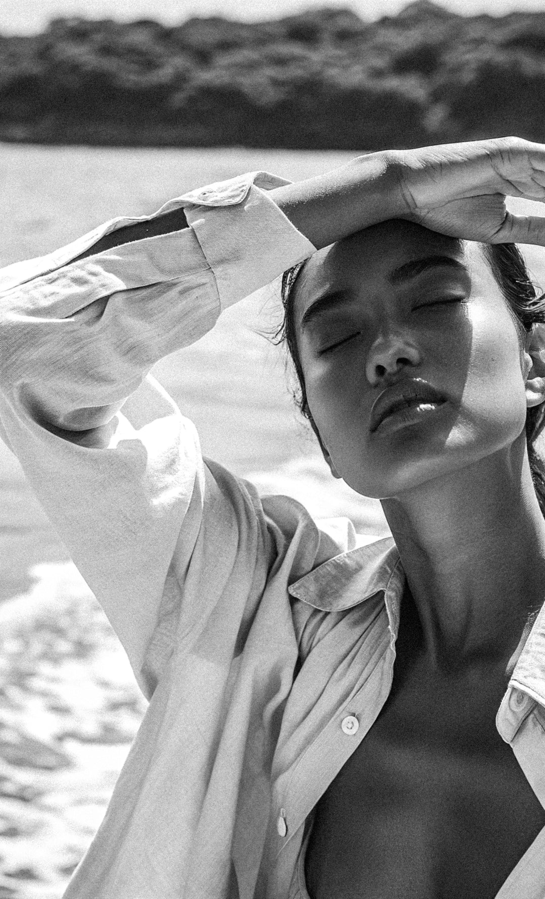 Frau findet Entspannung dank natürlicher PMS-Unterstützung mit Ashwagandha