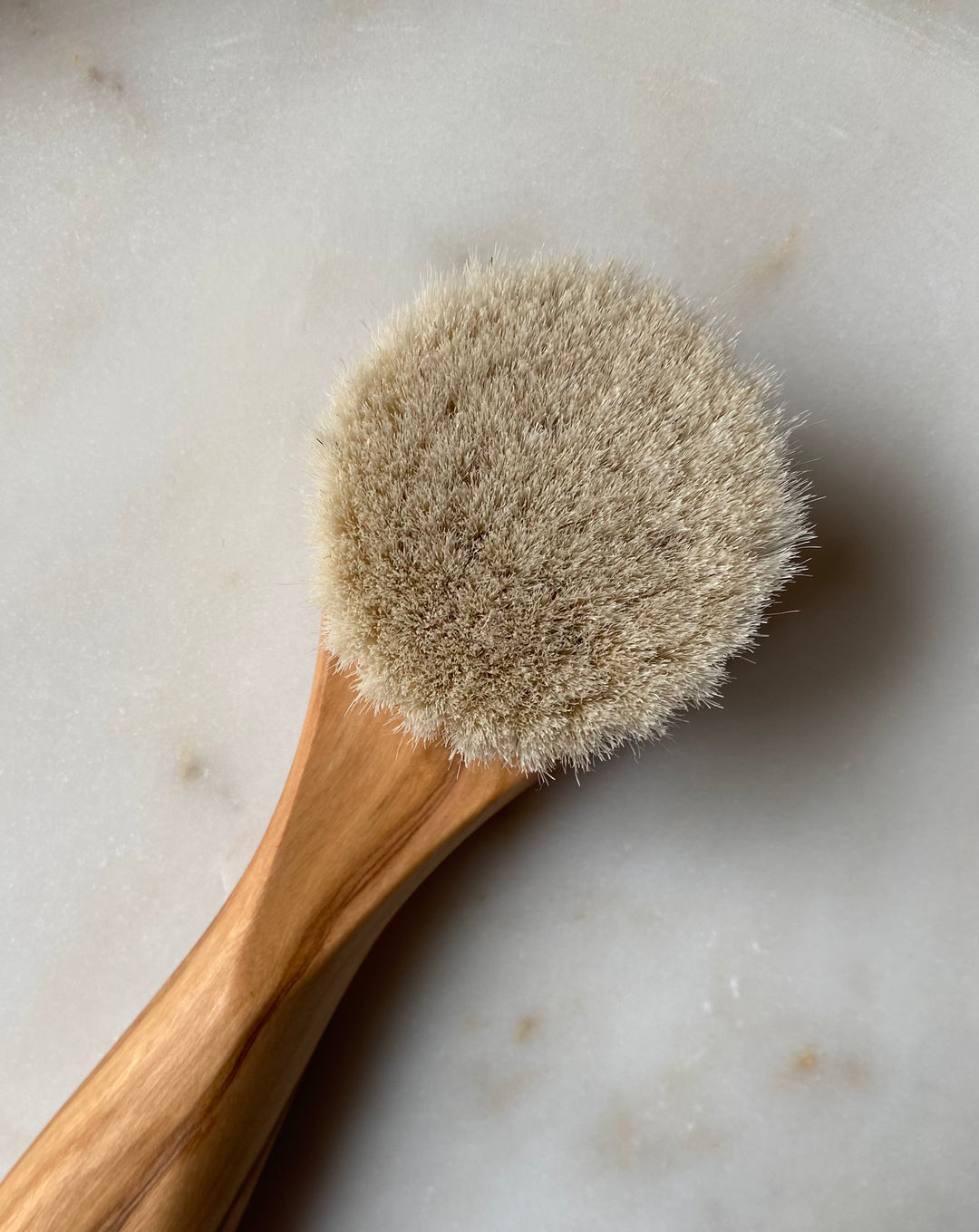 Dry Brushing - vom alten Geheimnis der Nonnen aus dem Mittelalter zum Beauty Trend in Hollywood (ganz ohne Botox)