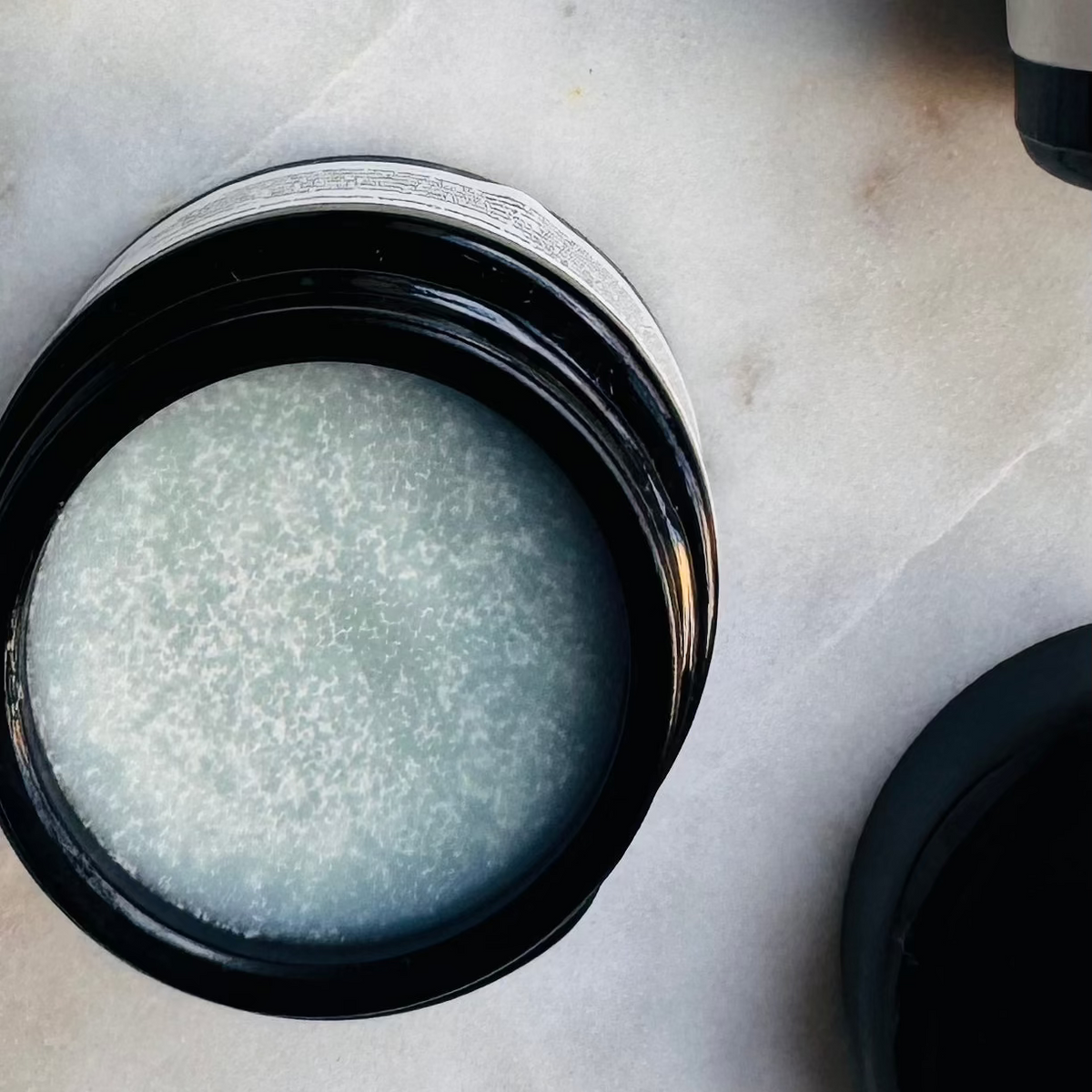 Blue Wonder Balm geöffnet – blaue Textur mit Blue Tansy für empfindliche Haut und Rosacea
