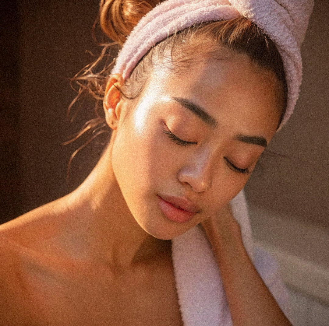 Frau untersucht Haut nach 4 Wochen Kollagen-Einnahme